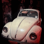 La Volkswagen Coccinelle, réplique de celle utilisée par Ted Bundy, trône à l’entrée de l’exposition Serial Killer aux Galeries Montparnasse