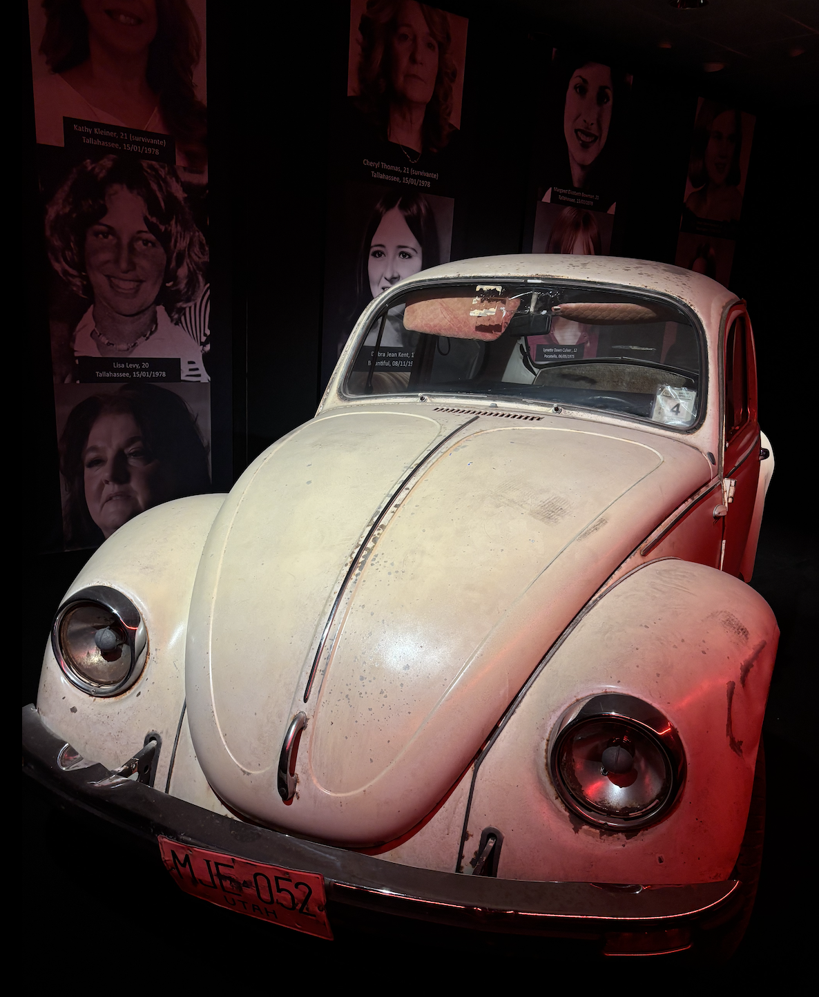 La Volkswagen Coccinelle, réplique de celle utilisée par Ted Bundy, trône à l’entrée de l’exposition Serial Killer aux Galeries Montparnasse