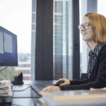 Laura travaille dans son bureau à Strasbourg