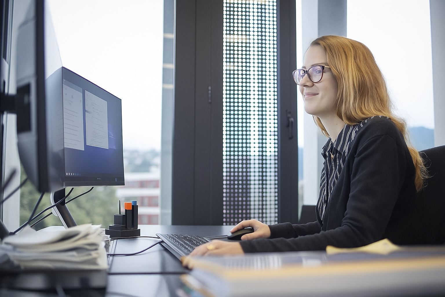 Laura travaille dans son bureau à Strasbourg